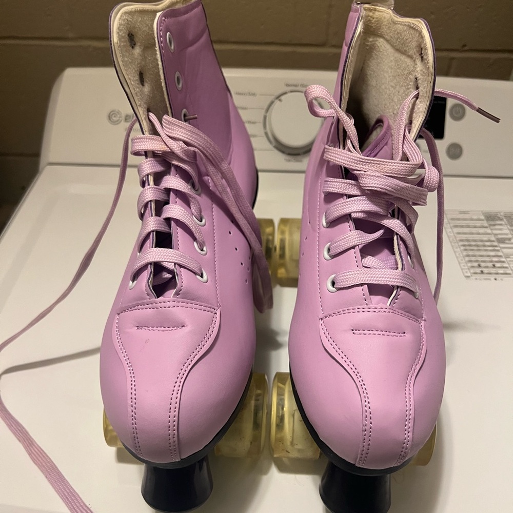 Women’s or Men’s lavender skates with light up wheels